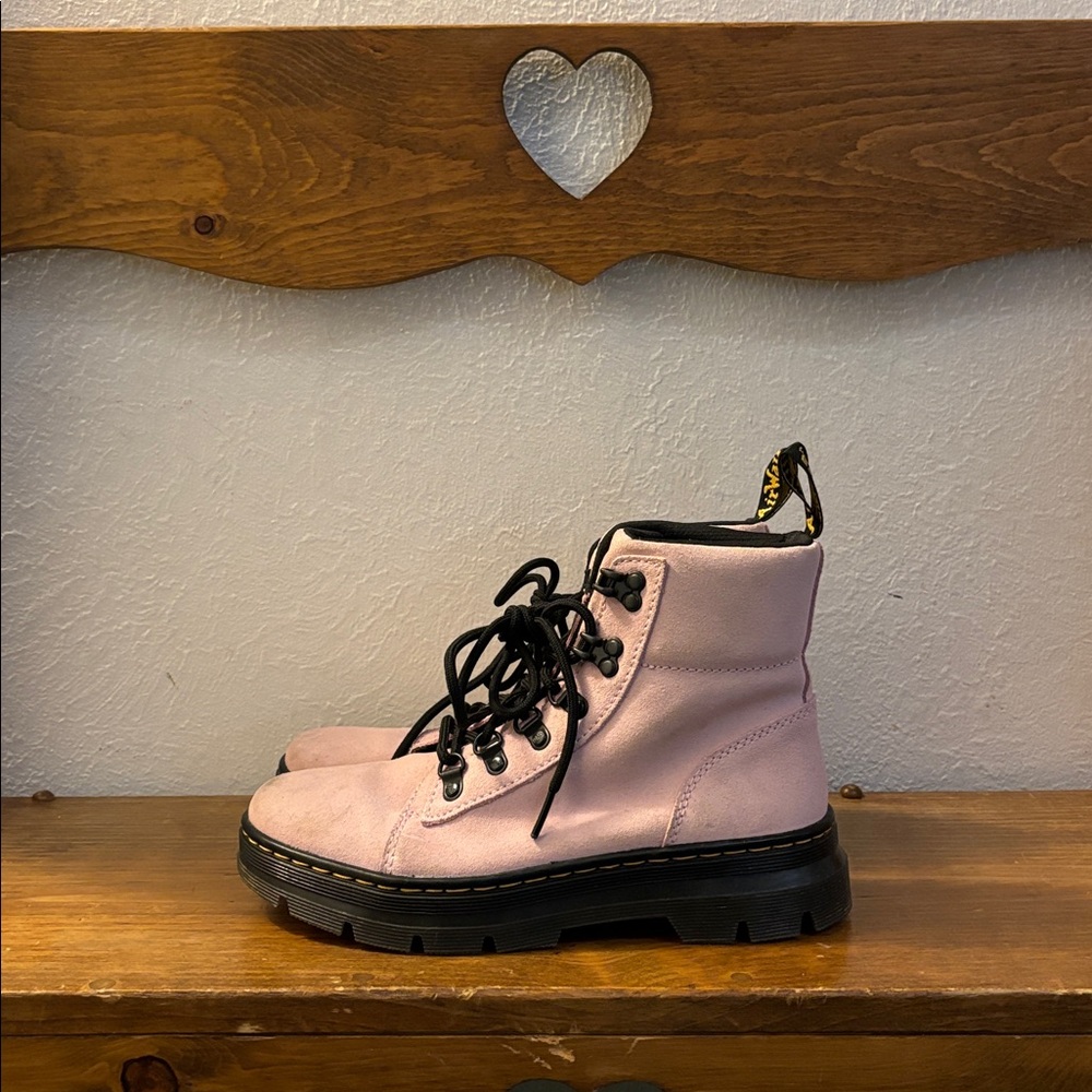 DR MARTENS WOMENS CASUAL FASHION BOOT CHALK PINK BOOTS WITH BLACK LACES